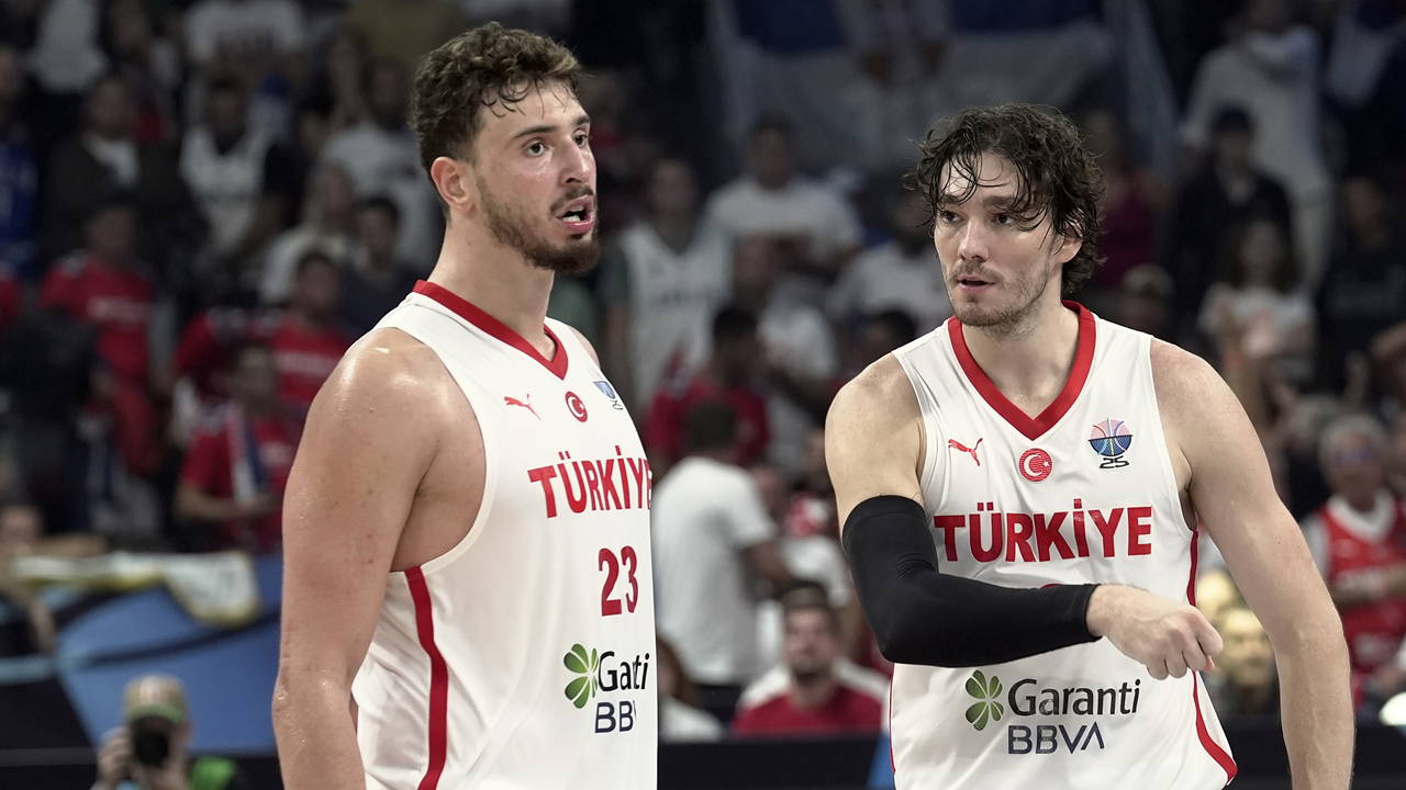 Sırbistan'ı deviren 12 Dev Adam'a büyük övgü!