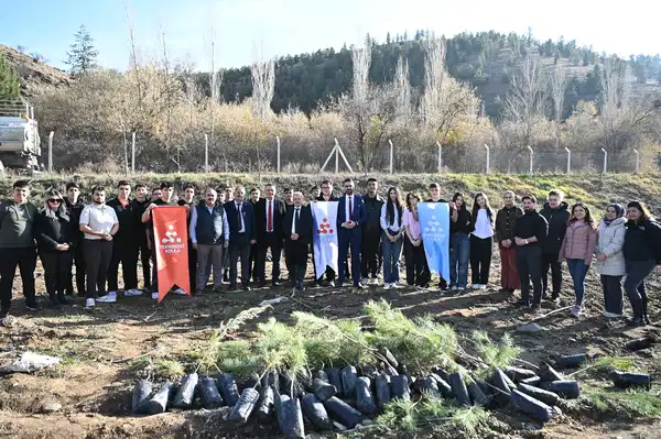 Mamak’ta öğrencilerin katılımıyla fidan dikimi gerçekleştirildi