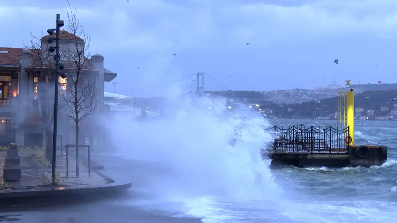 İstanbul’da fırtına etkili: Şehir hatları seferleri iptal edildi, denizde dev dalgalar oluştu