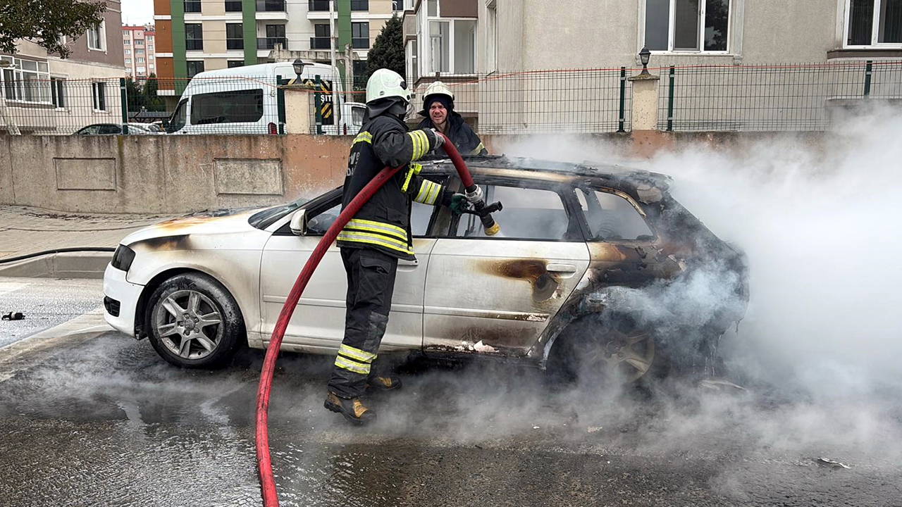 Seyir halindeki otomobil yandı, sürücü son anda kurtuldu