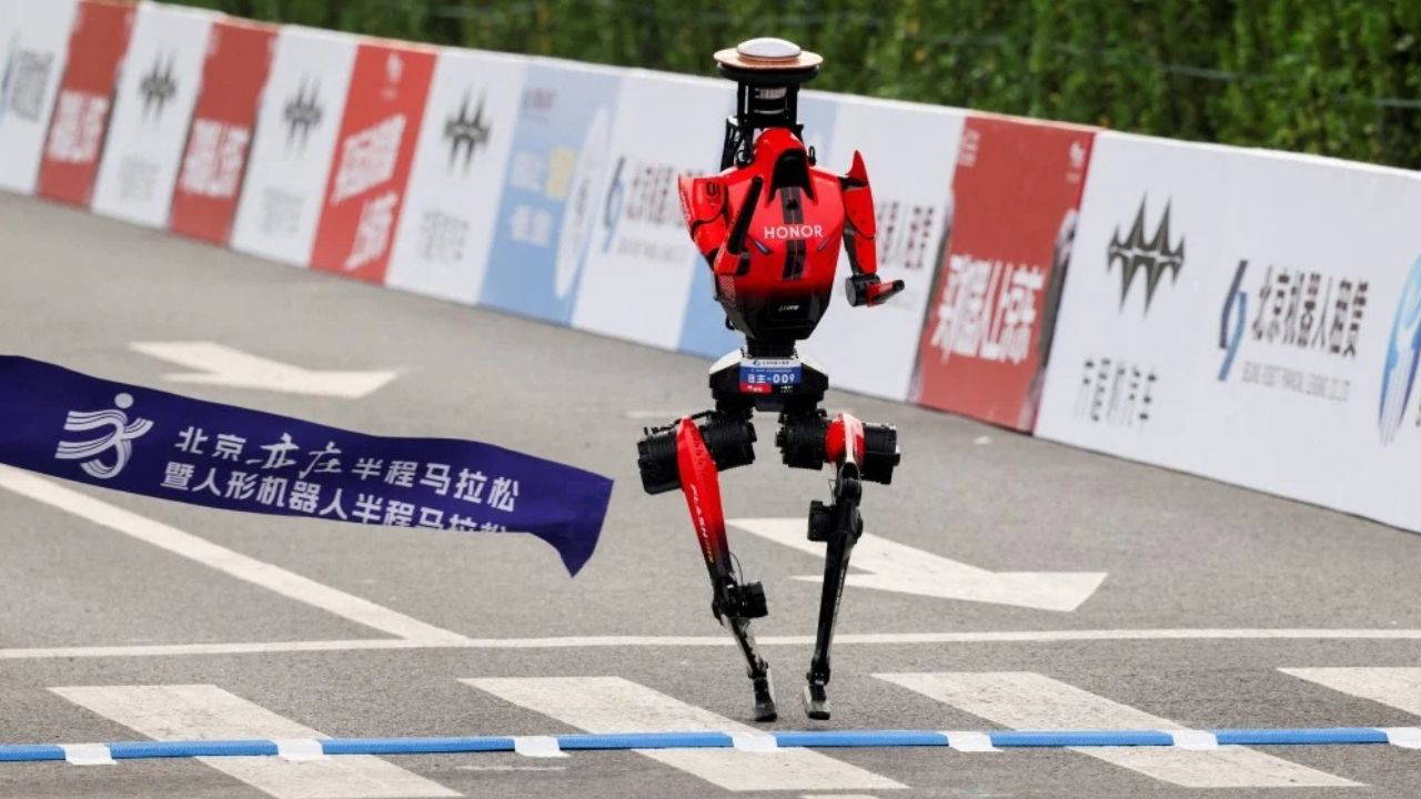 Pistlerde robot devrimi: İnsansı robot 'Lightning' dünya rekorunu paramparça etti