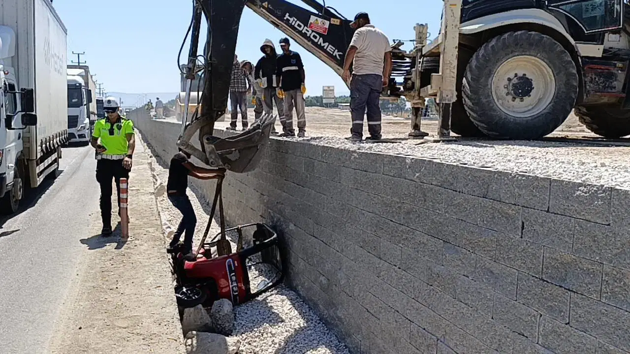 Triportör 2 metre yükseklikten inşaat alanına uçtu: Yaralılar var!