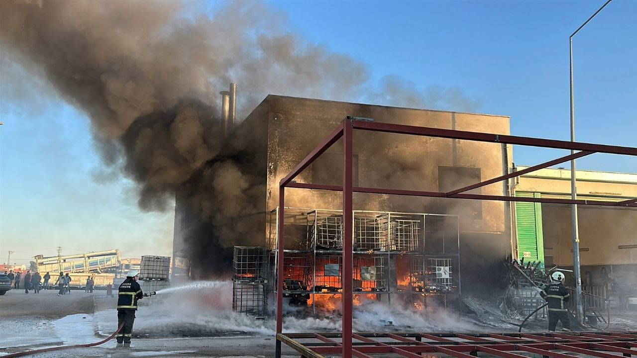 Adana'da plastik malzemelerin bulunduğu iş yeri yandı