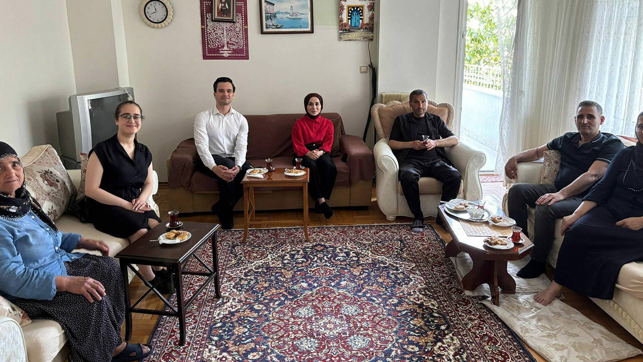 CHP'den tutuklanan gençlere ve ailelerine bayram ziyareti