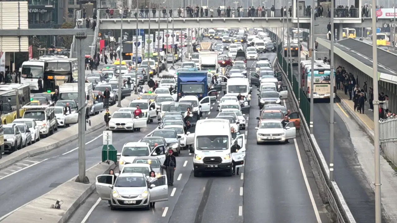 81 ilde saat 9'u 5 geçe hayat durdu... Sonsuz minnet, sonsuz sevgi: Türkiye Ata'sını özlemle andı
