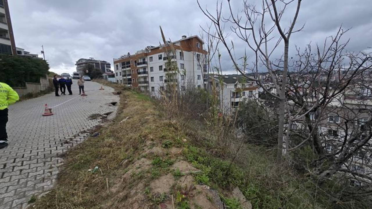 Bursa'da şiddetli sağanak sonrası yol çöktü: Bölge yaya ve araç trafiğine kapatıldı