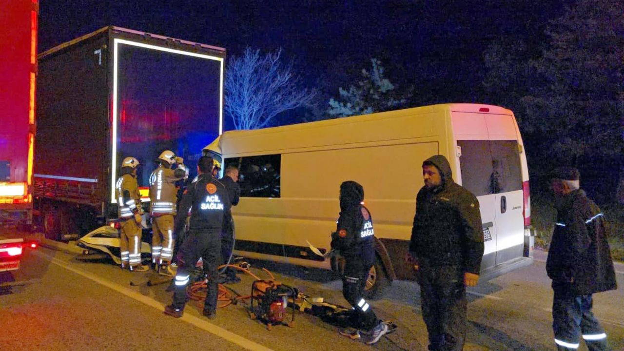Kırmızı ışıkta bekleyen TIR'a çarpan minibüsün sürücüsü öldü
