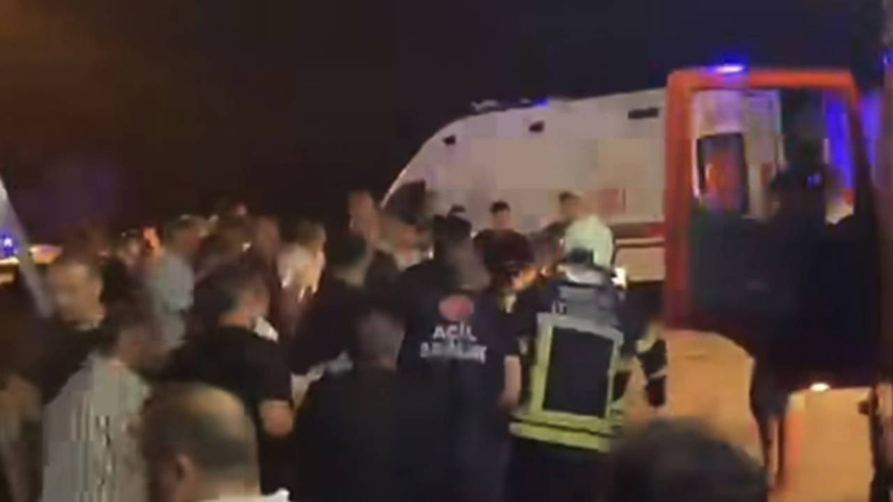 Minibüs ile otomobil çarpıştı, şarampole uçtular: 11 yaralı