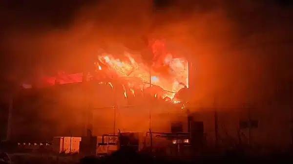 Antalya'da soğuk hava deposu alevlere teslim