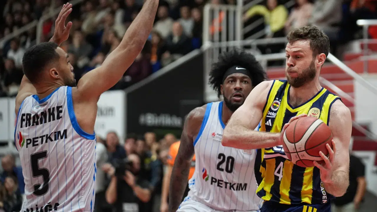 Fenerbahçe Beko İzmir'den lider dönüyor!