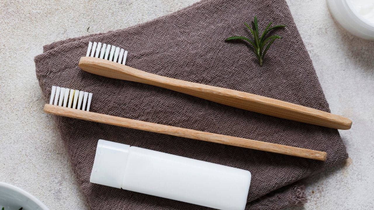 Diş fırçasına kapak takmak doğru mu? Nemli ortamda üreyen bakterilere dikkat edilmeli...