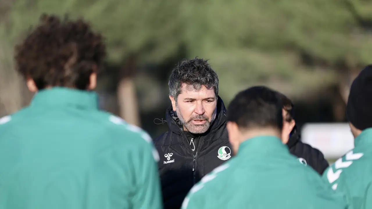 Sakaryaspor, yeni teknik direktörü Hakan Kutlu ile ilk antrenmanına çıktı