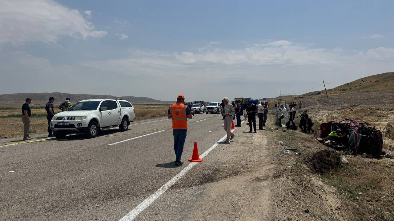 Çankırı'da hafif ticari araç ve otomobil çarpıştı: 3 ölü, çok sayıda yaralı