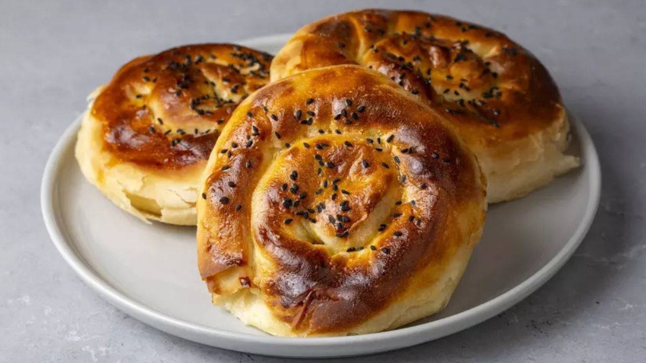 Çay saatlerinin vazgeçilmezi: Patatesli gül böreği tarifi