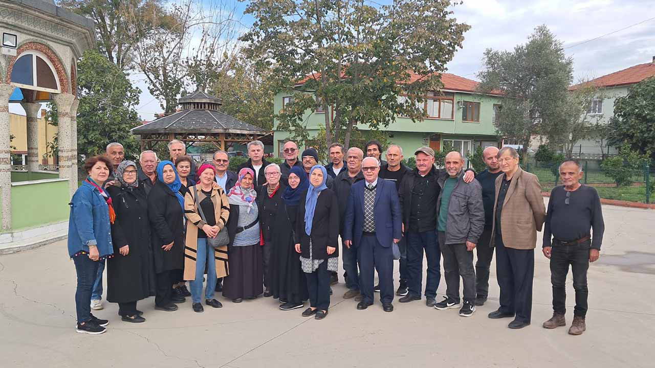 Öğretmenlerini sosyal medyadan 53 yıl sonra buldular, Türk Bayrağı ile karşıladılar