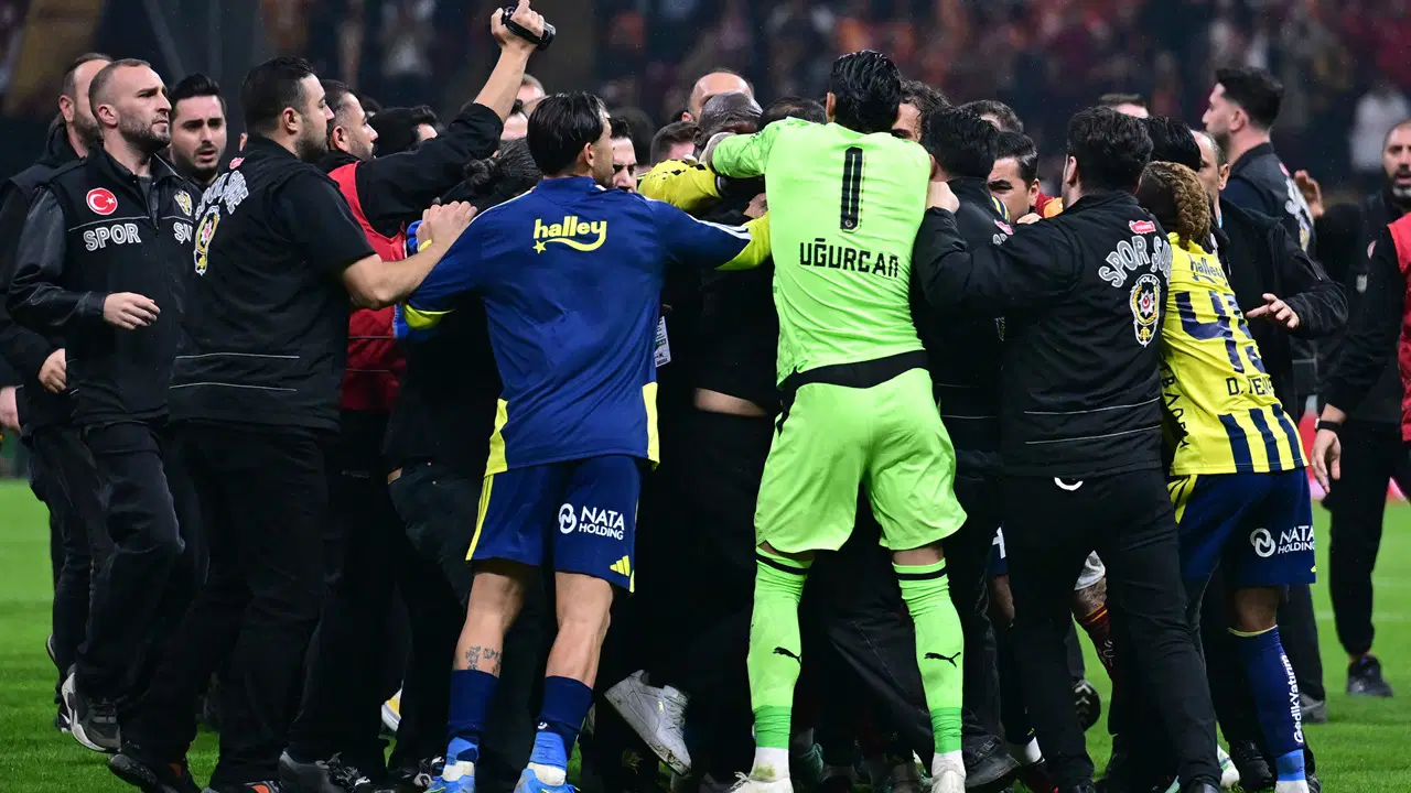 Galatasaray - Fenerbahçe derbisinin faturası ağır oldu: Abdülkerim Bardakcı ve Archie Brown PFDK'ye sevk edildi