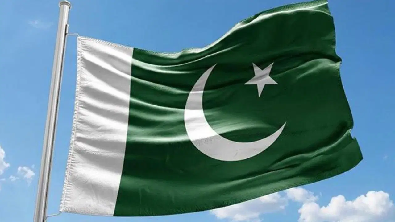 Pakistan'da polis aracına bombalı saldırı: 7 ölü, 18 yaralı
