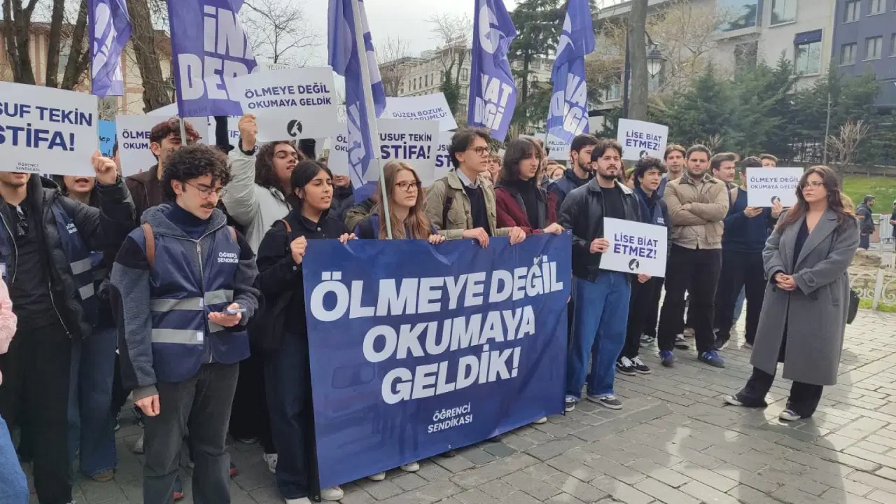 Öğrencilerden İstanbul İl Milli Eğitim Müdürlüğü önünde eylem: “Yusuf Tekin istifa etmek için daha kaç kişinin yaşamını yitirmesini bekliyor”
