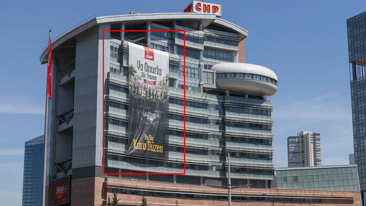 CHP Genel Merkezi'ne '1 Mayıs' afişi asıldı: 'Ya onurlu bir yaşam, ya bu kara düzen'