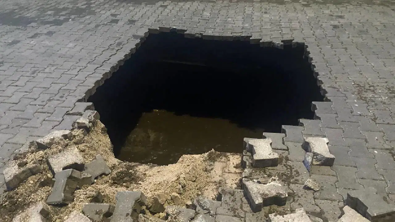 Yağış nedeniyle çöken yolda insan kemikleri bulundu!