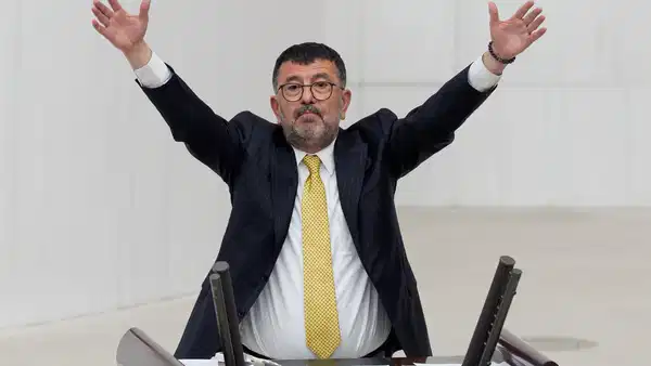 CHP'li Veli Ağbaba'dan 'adaylık parası' iddialarına sert yanıt: 'Acıyorum, zavallı bir adam!'