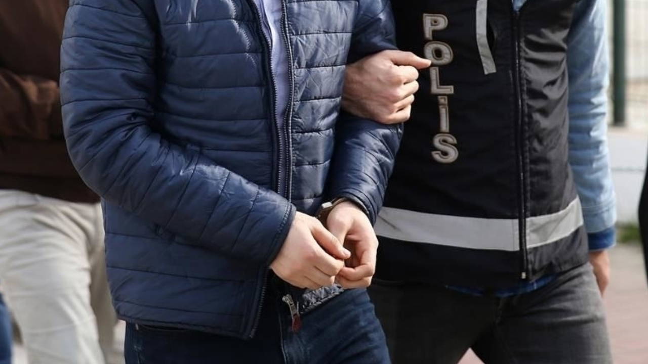 Adana'da yol kesen baba-oğul tutuklandı