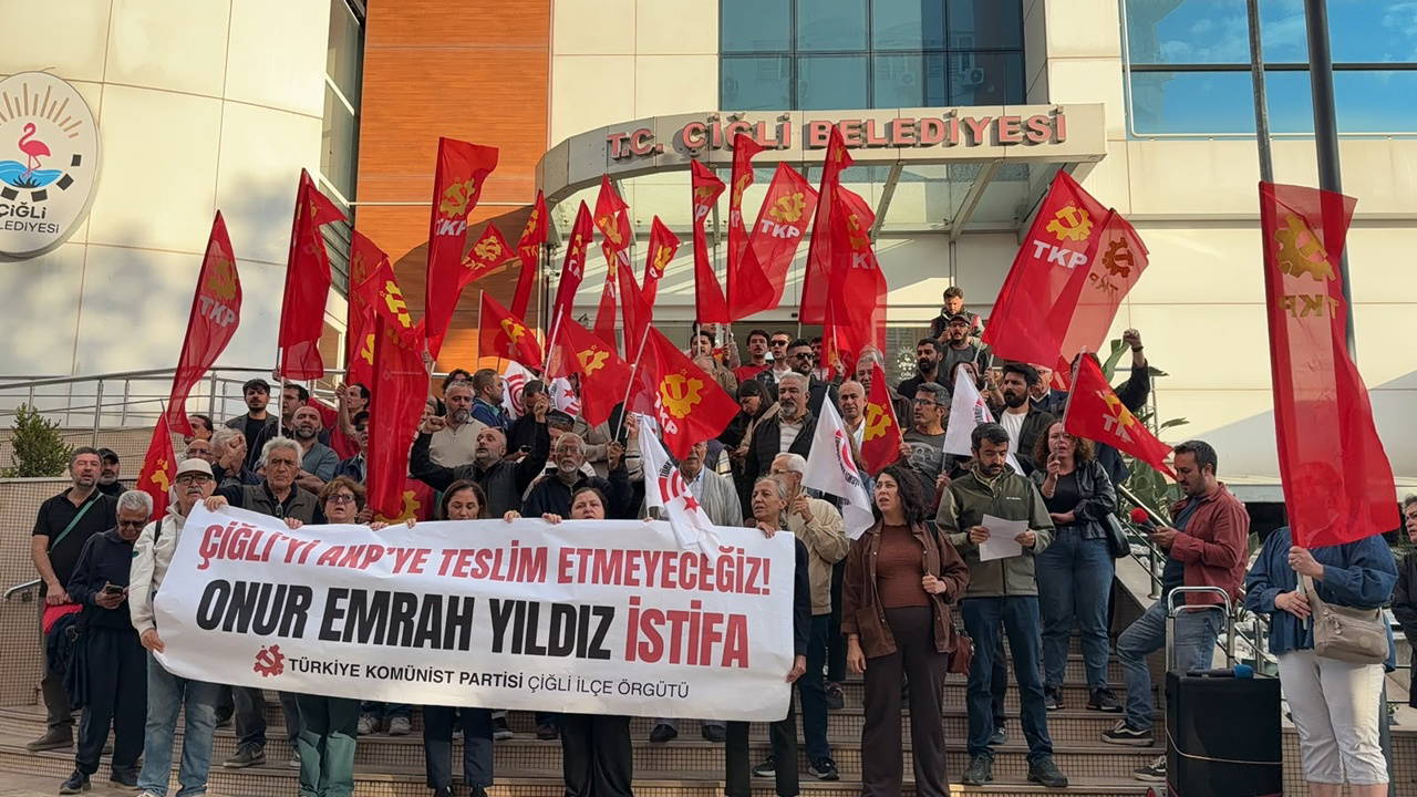 TKP’den Çiğli Belediyesi önünde eylem: 'Yıldız, zübük edasıyla AKP’ye geçmiştir!'