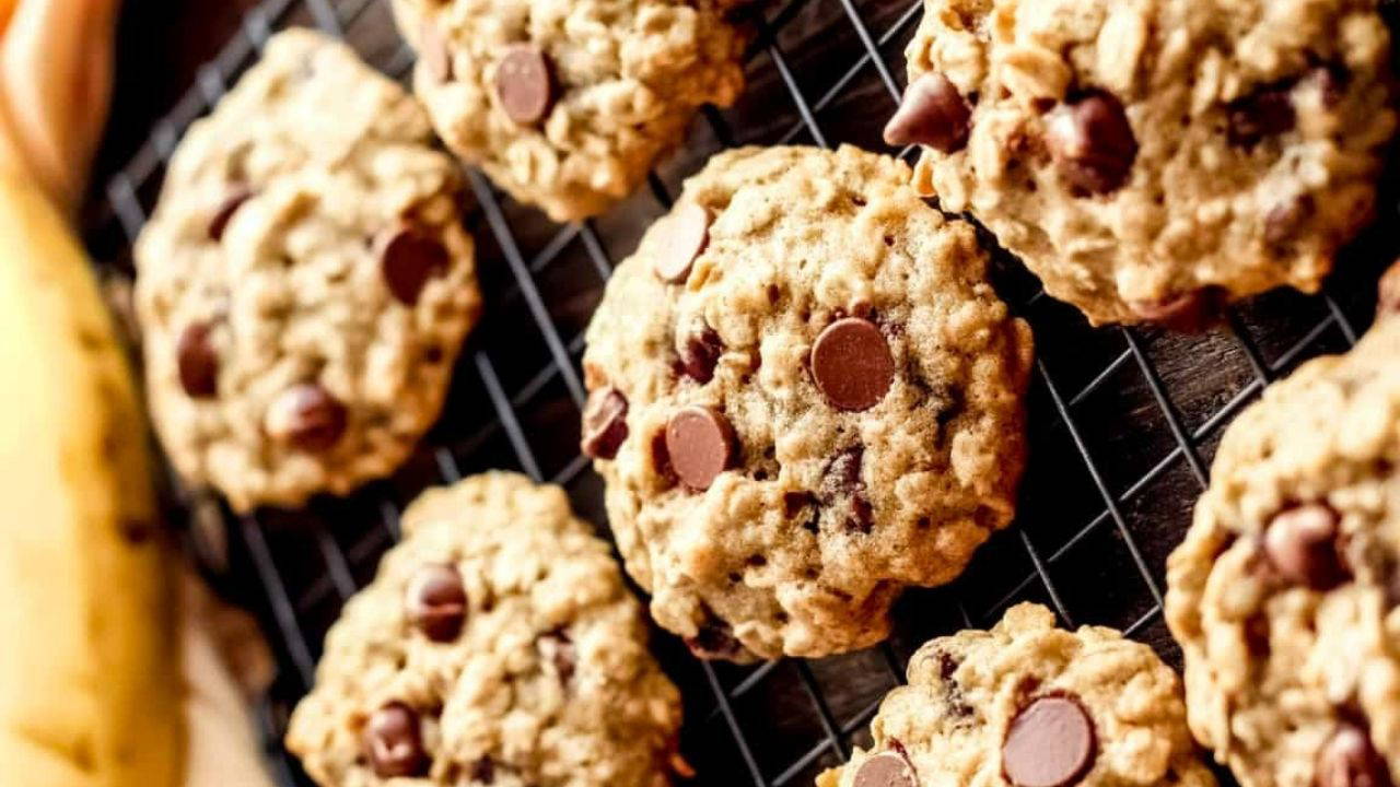 Tatlı krizlerine 20 dakikada hazırlayabileceğiniz sağlıklı çözüm: 3 malzemeli fit kurabiye tarifi