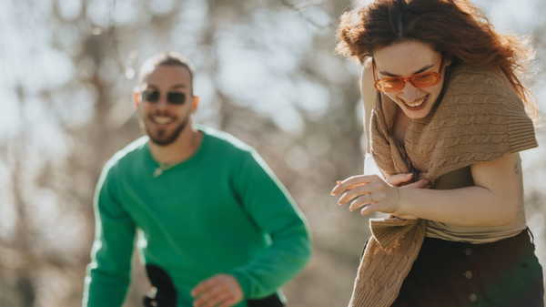Flörtte mizah yeteneğiyle kalpleri kazanan 5 burç: Bu burçlar ilişkilerde esprili tavırlarıyla öne çıkıyor...