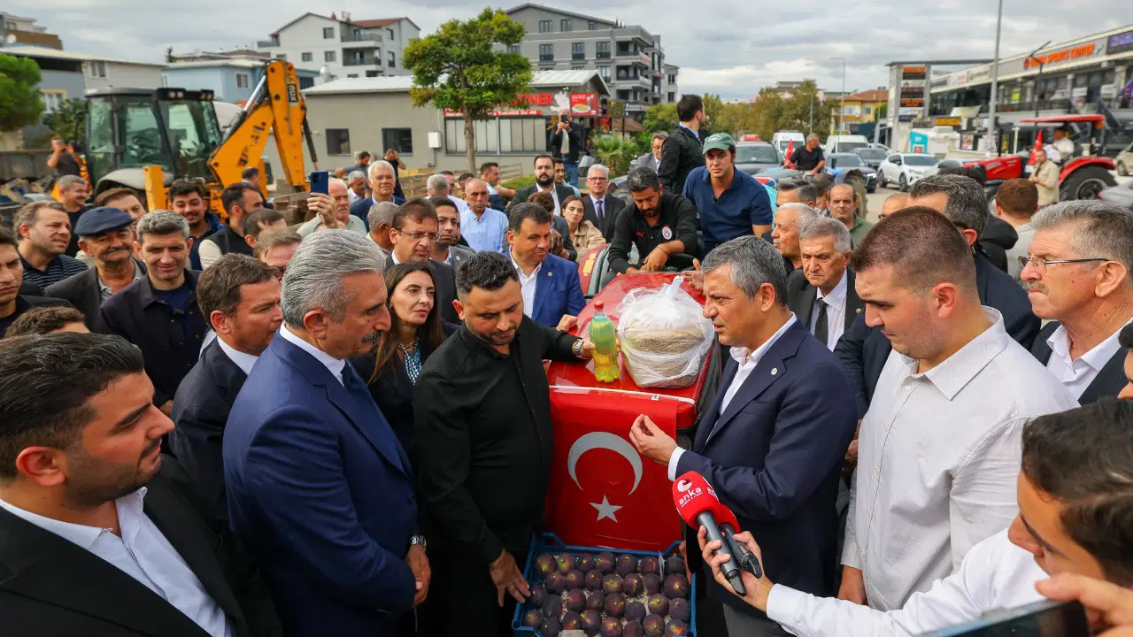 Özgür Özel Bursa’da incir üreticileriyle buluştu: 'Çiftçinin kullandığı mazot ÖTV’siz ve KDV’siz olacak'