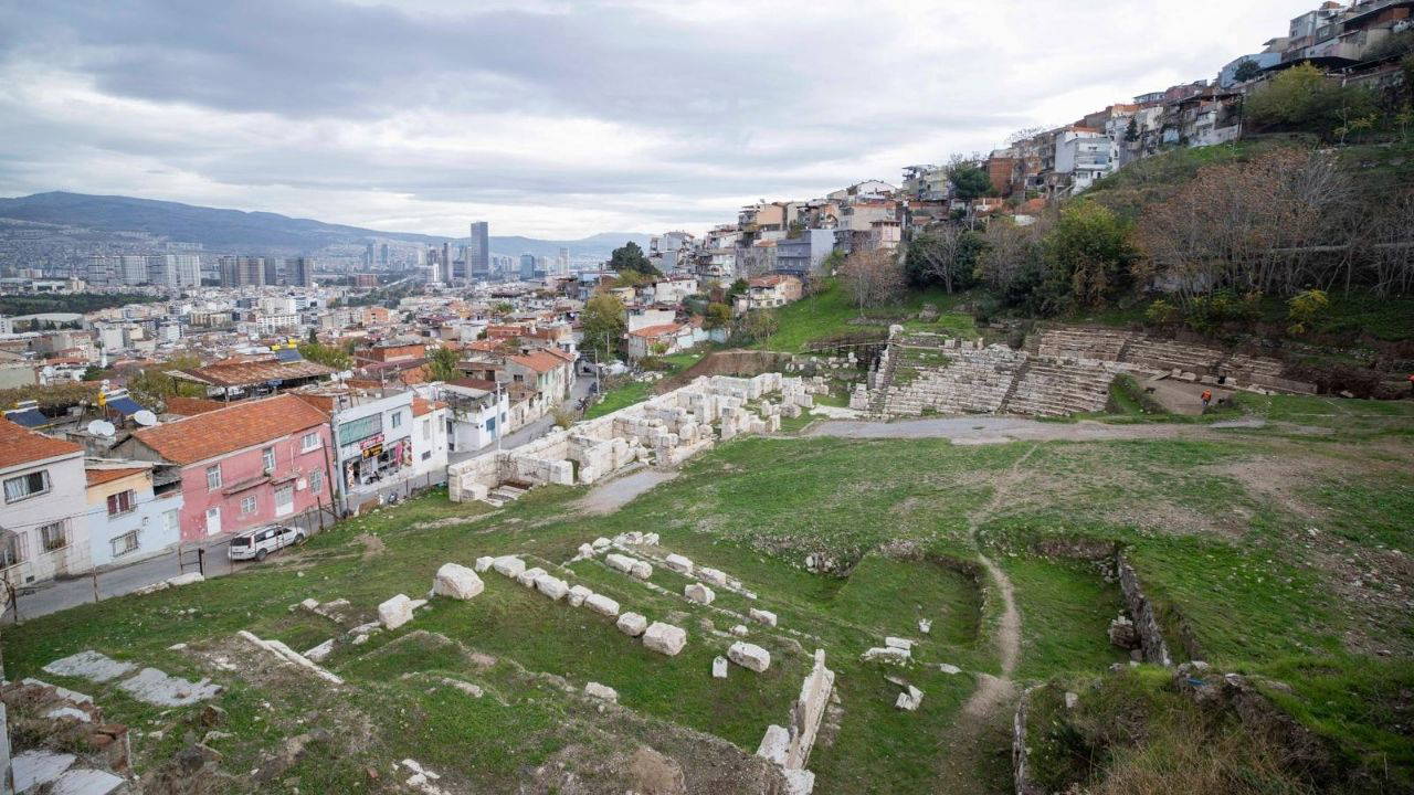 Smyrna Tiyatrosu gün yüzüne çıkıyor