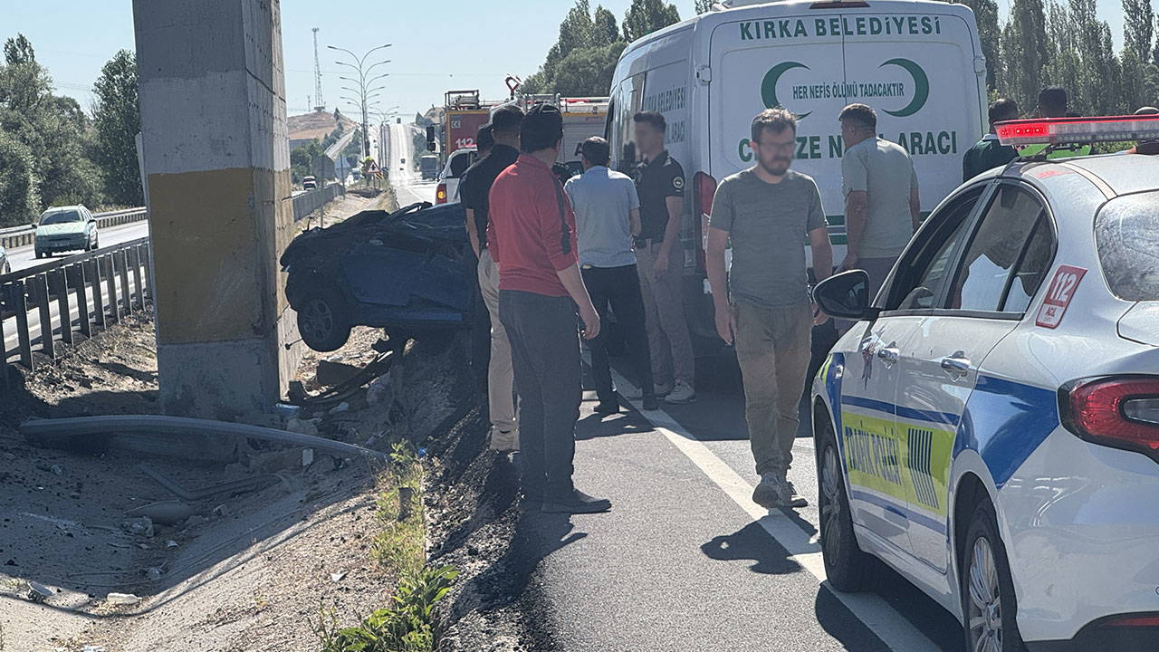 Afyonkarahisar'da feci kaza: Otomobildeki çift öldü, bebekleri yaralandı