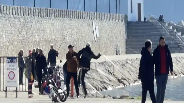 O anlar kamerada: Limanda balıkçılar tekme yumruklarla birbirine girdi