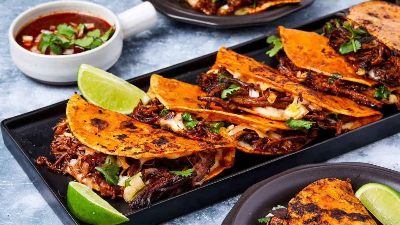 Meksika Mutfağının Baharatlı ve Sulu Efsanesi: Birria Tacos