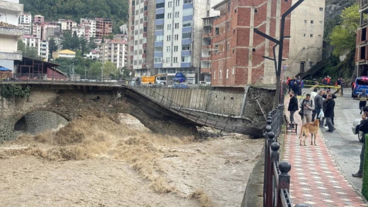 Artvin'de şiddetli yağış! Borçka’da tarihi taş köprü çöktü
