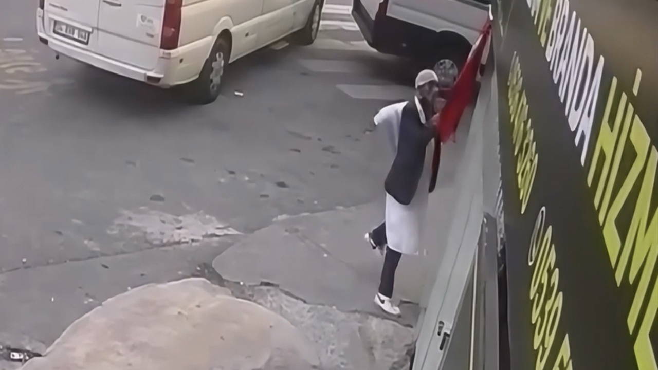 Türk bayrağını sökerek yere atan şüpheli: 'Arada sırada kendimi kaybediyorum'