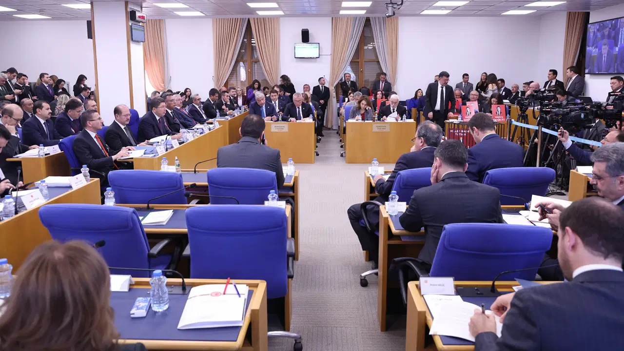 CHP’li vekillerden Bakan Tunç’a sert tepki: ‘Akın Gürlek’ ve ‘beyaz Toros’ tartışması!