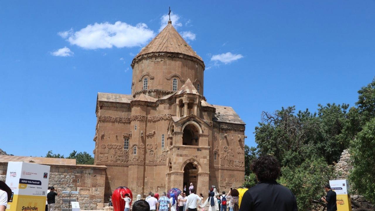 Tarihi Akdamar Kilisesi'nde 13'üncü ayin