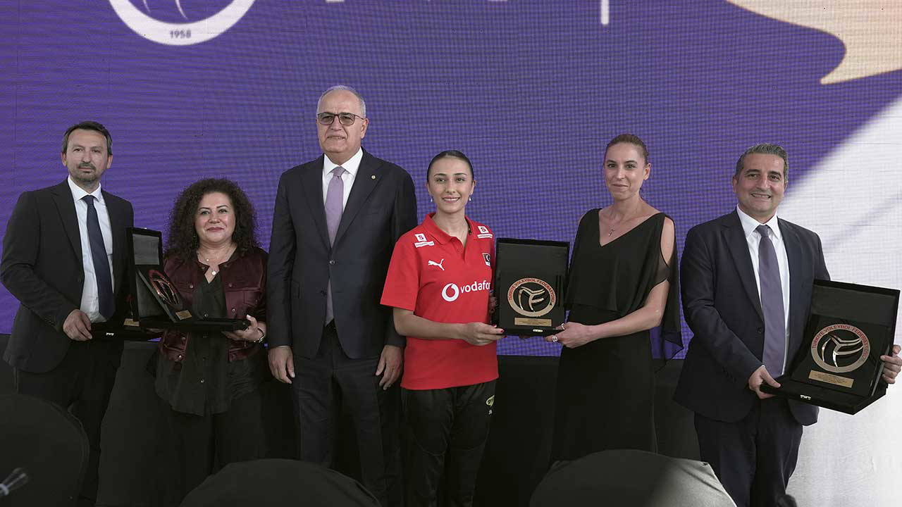 Gratis, Kadın Voleybol Milli Takımlar Ana Sponsoru Oldu