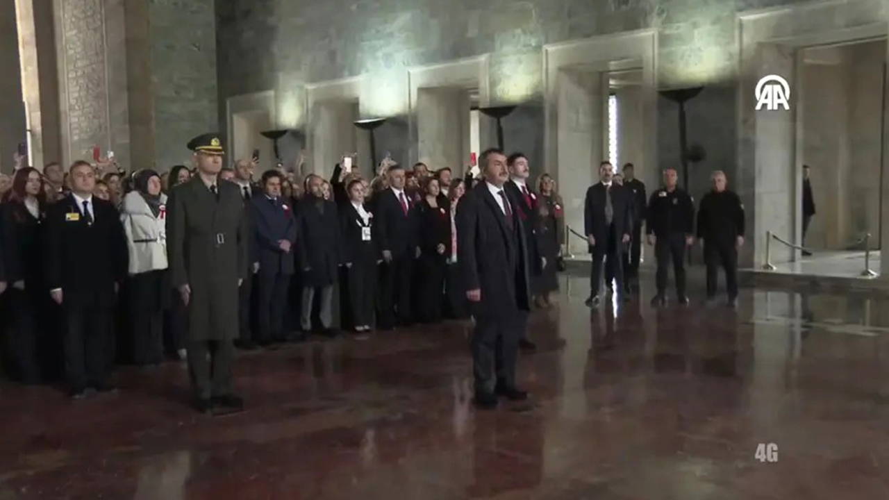 Ata'nın huzuruna çıktılar: Bakan Tekin ve 81 ilden gelen öğretmenler Anıtkabir'de
