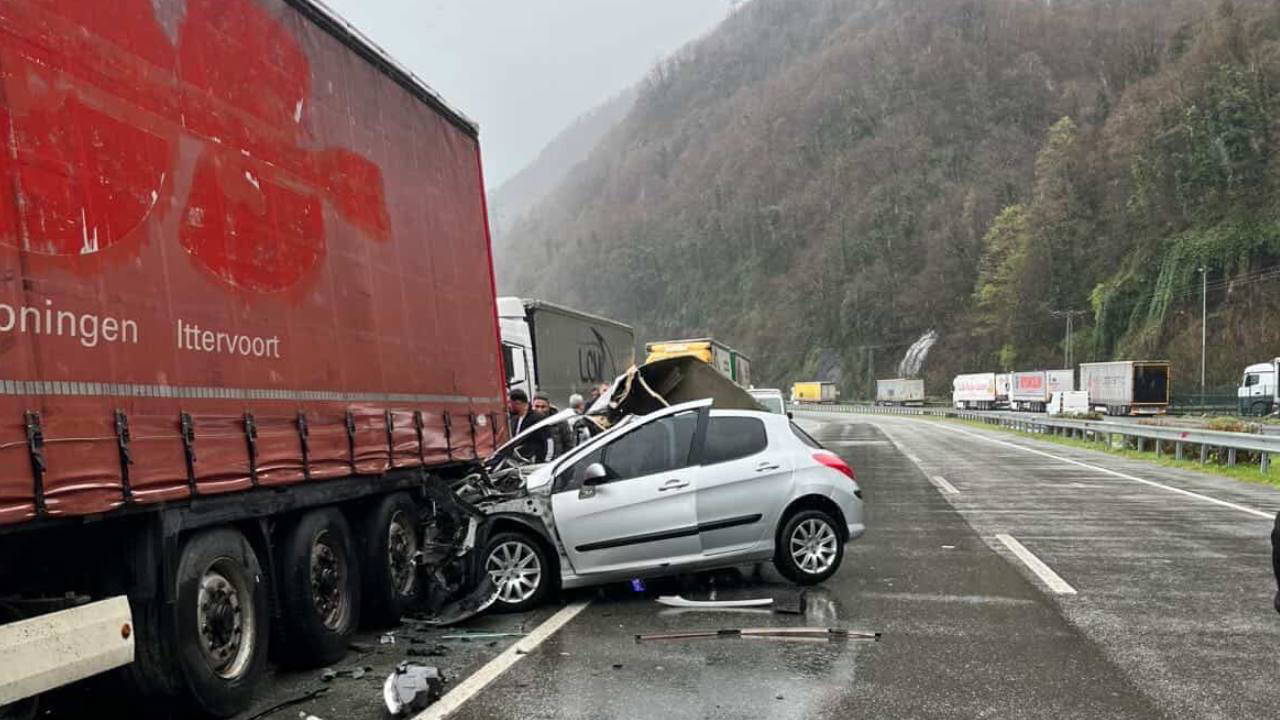 Artvin'de korkunç kaza... Park halindeki TIR'a çaptılar: İki kişi feci şekilde can verdi!