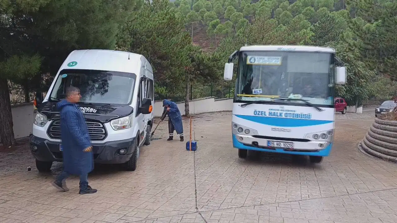Halk otobüsü ile öğrenci servis minibüsü çarpıştı: Yaralılar var!