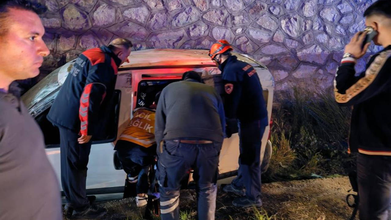 Araç istinat duvarından yan yola uçtu: 2 kişi yaralandı