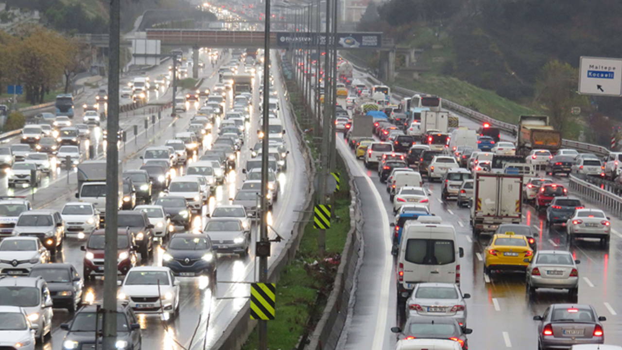 İstanbul’da yağmurlu sabah: Trafik yoğunluğu yüzde 80’e ulaştı