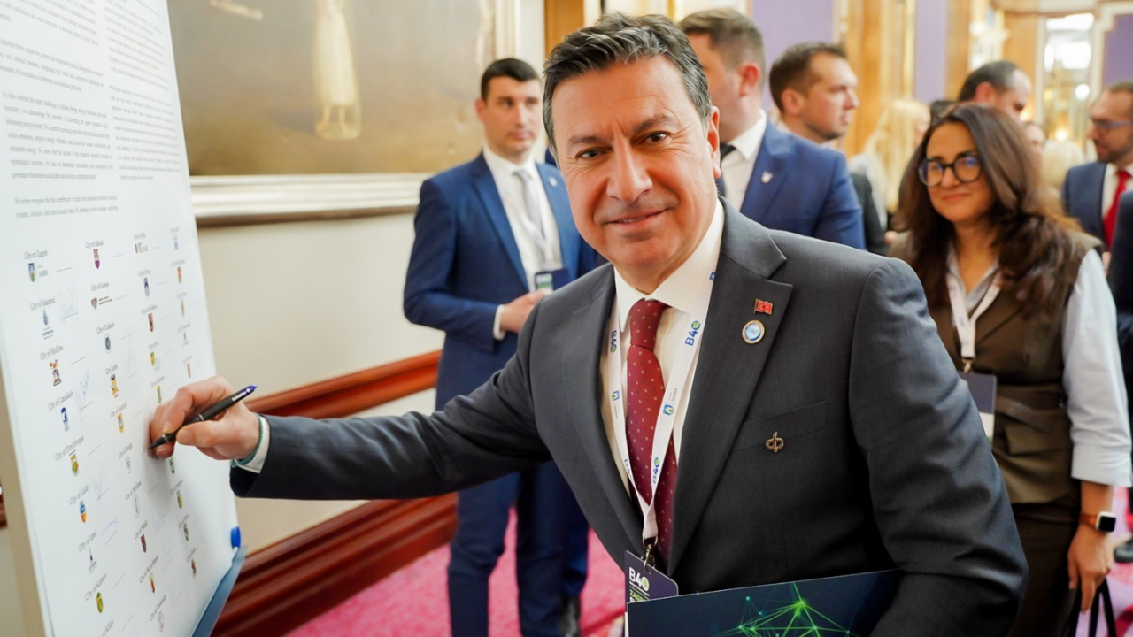 Ahmet Aras, B40 Zirvesi’nde kültür, turizm ve yerel demokrasiyi anlattı