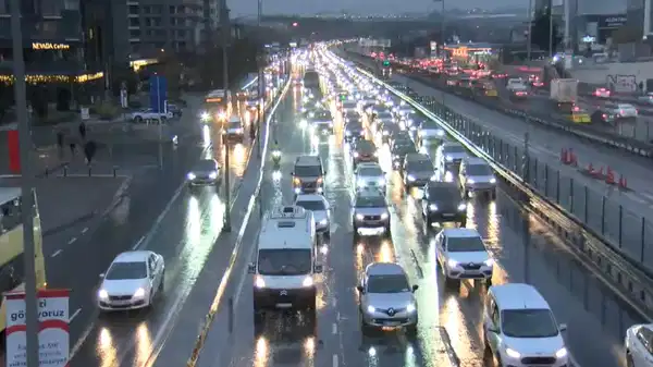 İstanbul'da trafik durma noktasına geldi: Yoğunluk yüzde 81'e ulaştı!