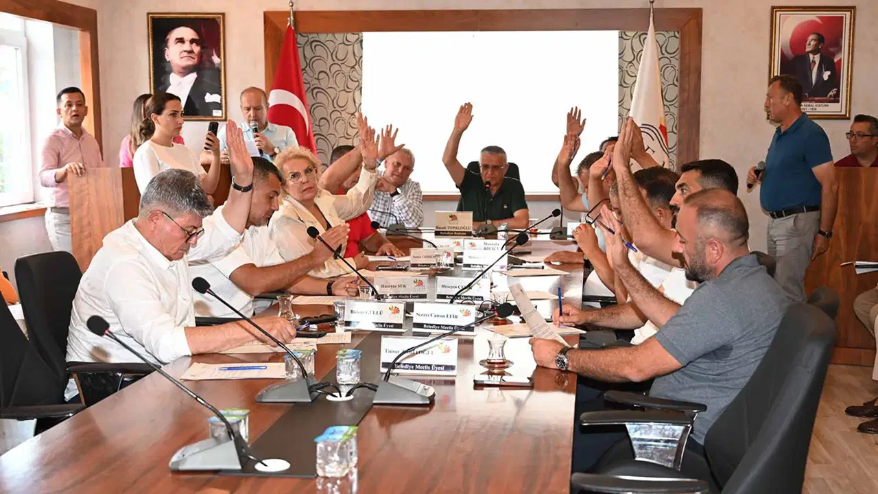 Kemer Belediye Başkanı Necati Topaloğlu ve 8 Meclis Üyesi CHP'den İstifa Etti
