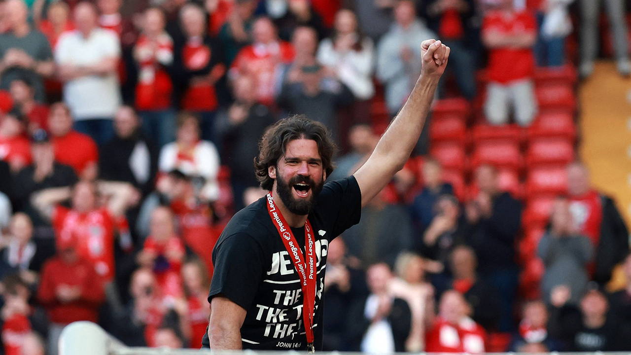 Galatasaray ile anılıyordu... Alisson'dan transfer için net açıklama