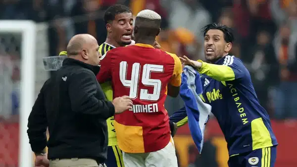 Galatasaray - Fenerbahçe derbisinin ardından kavga çıktı: Polis araya girdi...