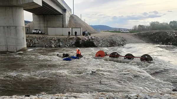 Dereyi traktörle geçmek isterken faciadan dönüldü: 10 işçi vinçle kurtarıldı